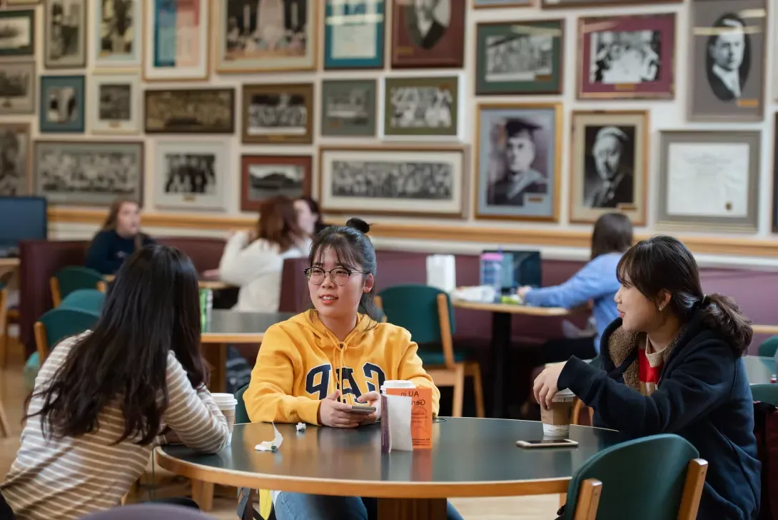 学生们在鹰巢餐厅用餐